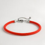 czerwona sznurkowa bransoletka