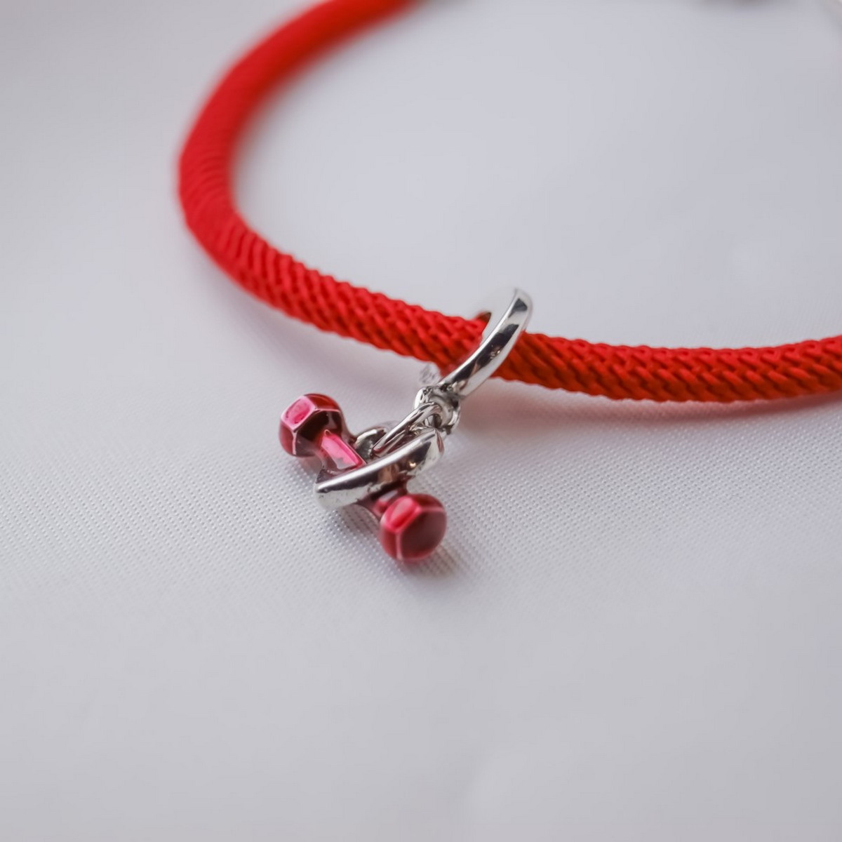 czerwona sznurkowa bransoletka