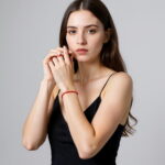 czerwona sznurkowa bransoletka