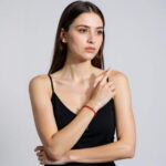 czerwona sznurkowa bransoletka