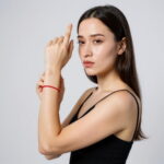 czerwona sznurkowa bransoletka