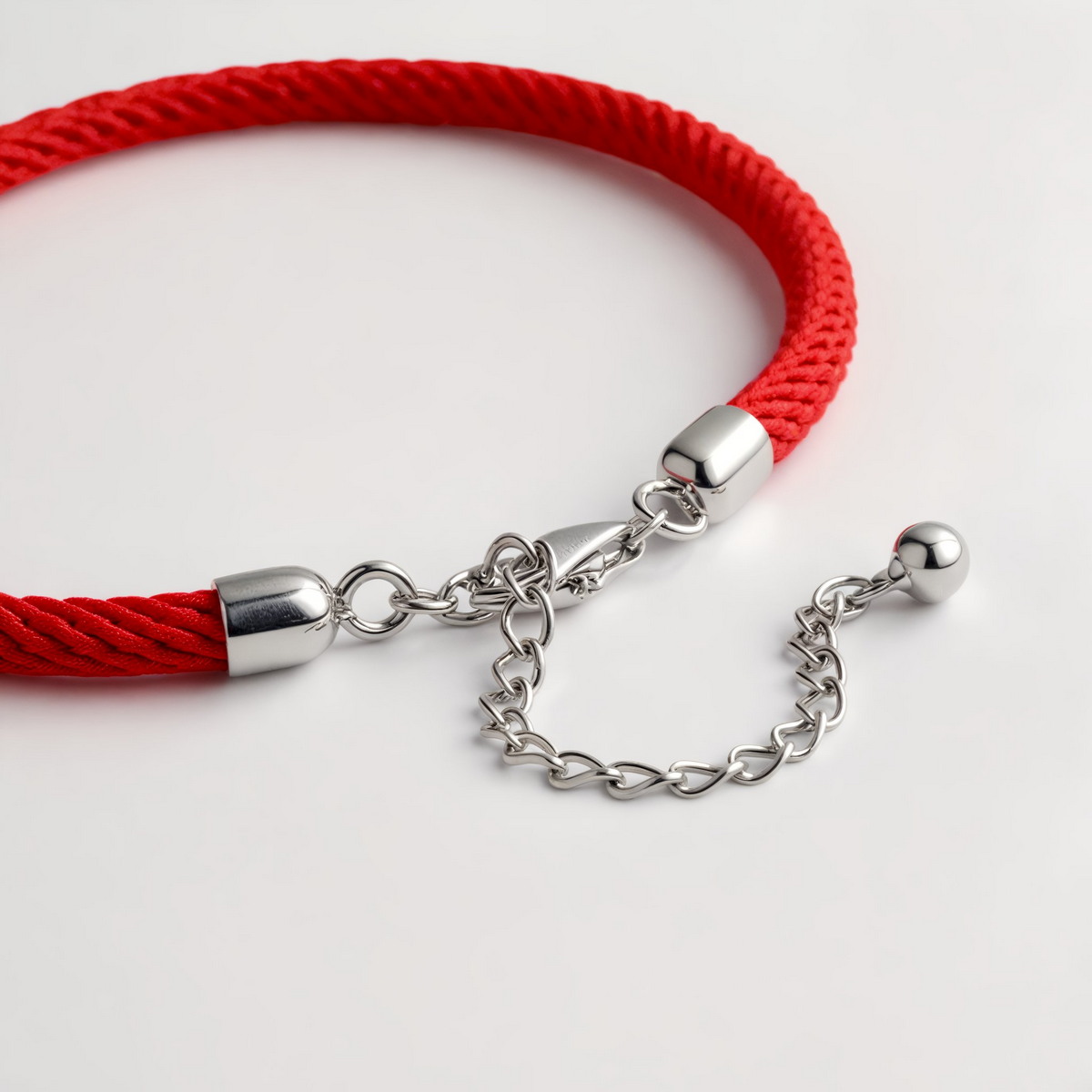 czerwona sznurkowa bransoletka