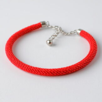czerwona sznurkowa bransoletka