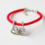 czerwona sznurkowa bransoletka