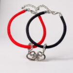 czerwona sznurkowa bransoletka
