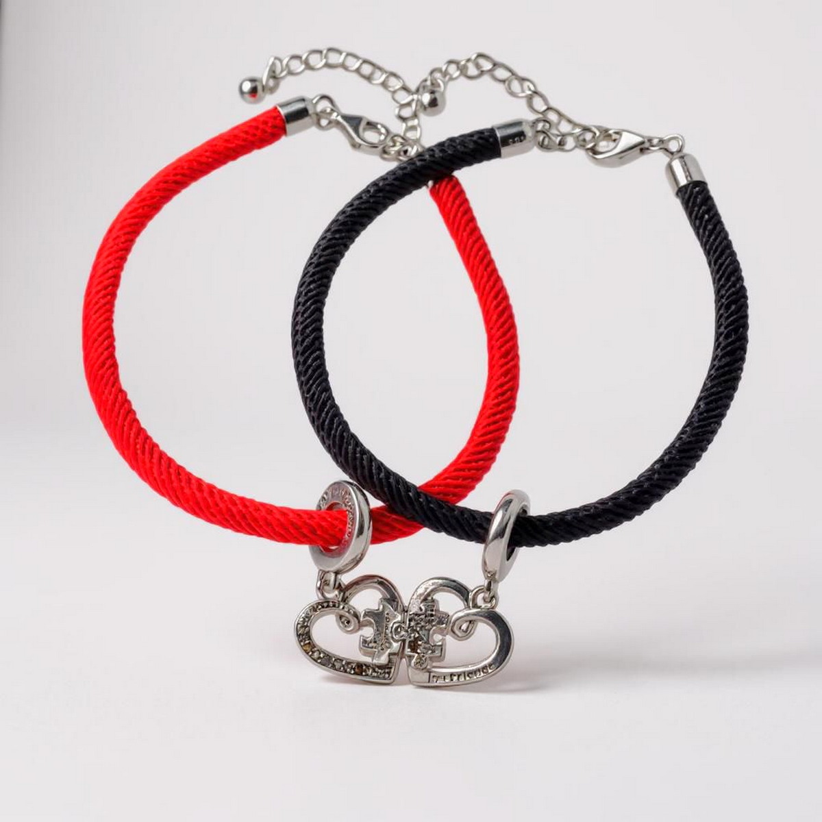 czerwona sznurkowa bransoletka