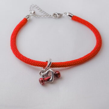 czerwona sznurkowa bransoletka