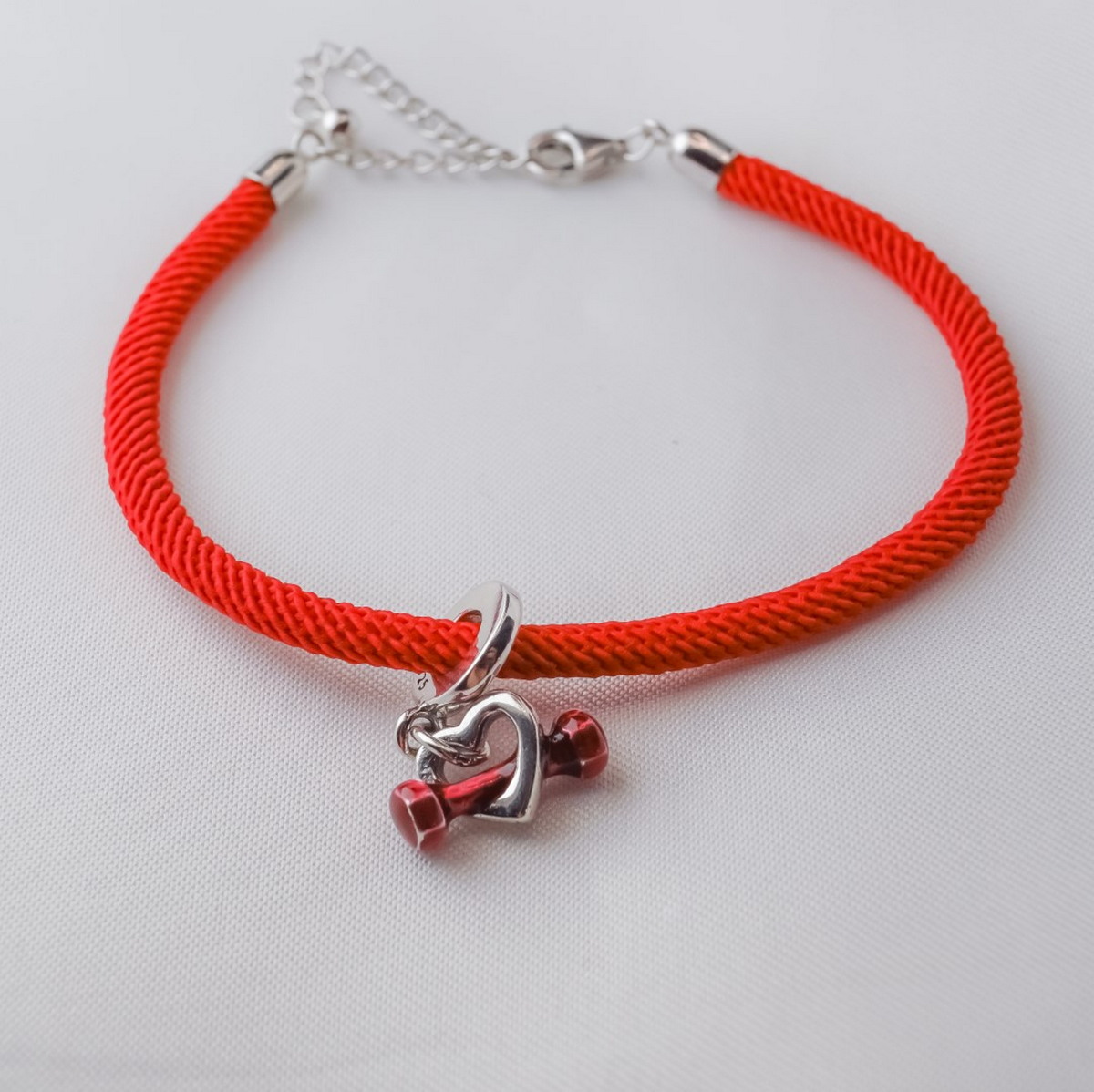 czerwona sznurkowa bransoletka