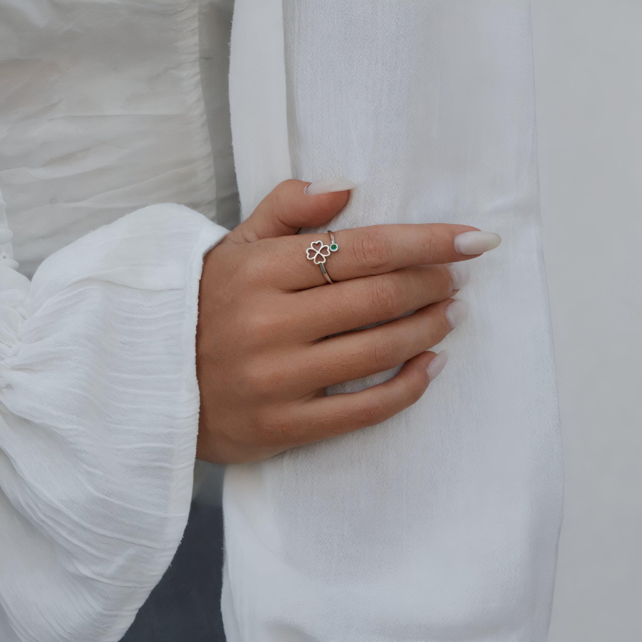 kobieta majaca na reku pierścionek z koniczyną