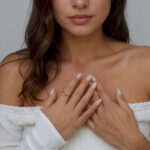 kobieta majaca na reku pierścionek z koniczyną