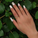 kobieta majaca na reku pierścionek z koniczyną