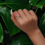 kobieta majaca na reku pierścionek z koniczyną